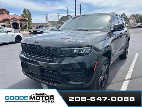 Used 2023 Jeep Grand Cherokee Altitude AWD/4WD image 2