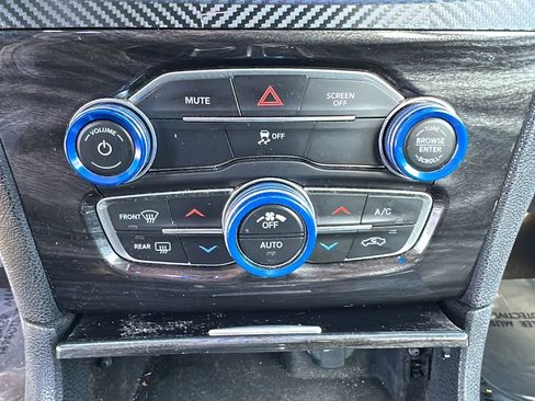 Used 2017 Chrysler 300 Limited image 35