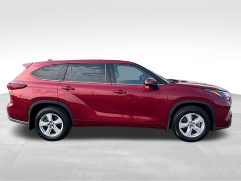 Used 2022 Toyota Highlander LE AWD/4WD image 9