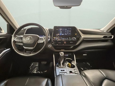 Used 2024 Toyota Highlander XLE image 9