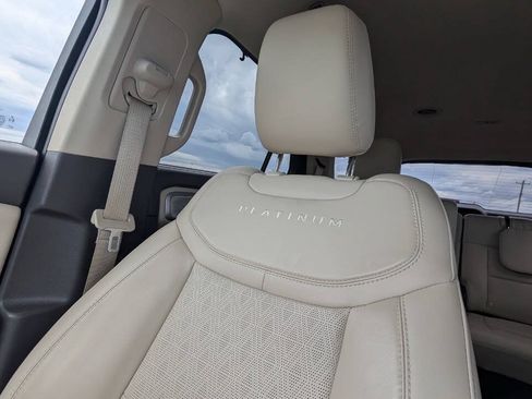 Used 2022 Ford Explorer Platinum w/ Equipment Group 601A AWD/4WD image 17