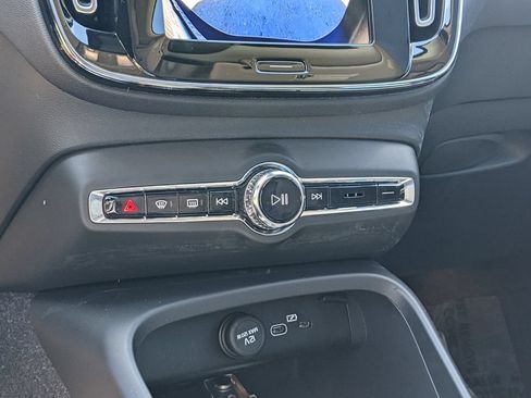 Certified 2024 Volvo XC40 B5 Plus w/ Climate Package AWD/4WD image 18