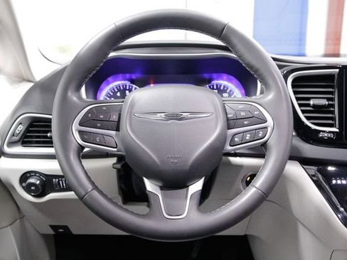 Used 2024 Chrysler Pacifica Touring-L image 15