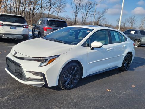 Certified 2025 Toyota Corolla SE image 3