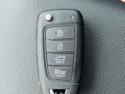 Used 2025 Hyundai Elantra SE FWD image 31