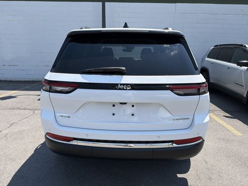 Used 2022 Jeep Grand Cherokee Laredo w/ Luxury Tech Group I AWD/4WD image 6