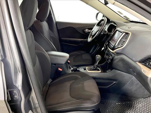 Used 2015 Jeep Cherokee Latitude w/ Cold Weather Group image 6