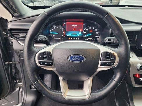 Used 2022 Ford Explorer XLT image 17