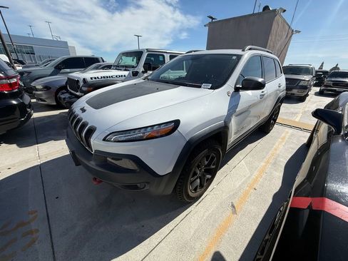 Used 2018 Jeep Cherokee Trailhawk image 1