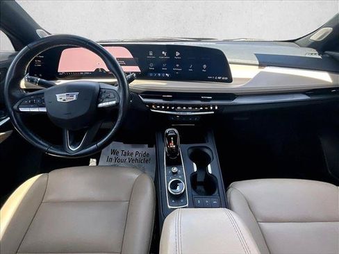 Used 2024 Cadillac XT4 Luxury w/ Cold Weather Package FWD image 16