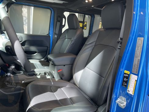 Used 2025 Jeep Wrangler Sahara image 17