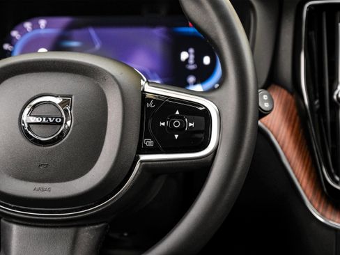 Used 2023 Volvo XC60 B5 Plus image 17