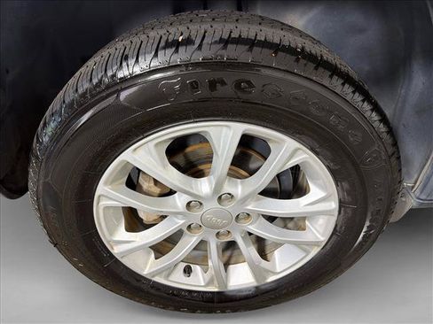 Used 2019 Jeep Cherokee Latitude w/ Popular Appearance Group FWD image 17