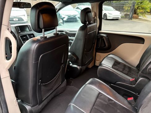 Used 2017 Dodge Grand Caravan SXT image 17
