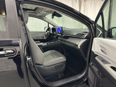 Used 2025 Toyota Sienna XLE image 62