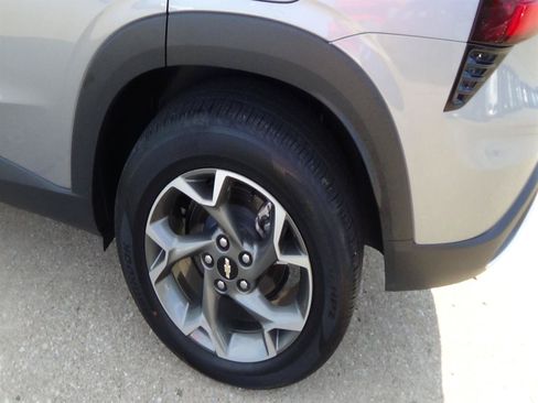 Used 2025 Chevrolet Trax LT w/ LT Convenience Package FWD image 9