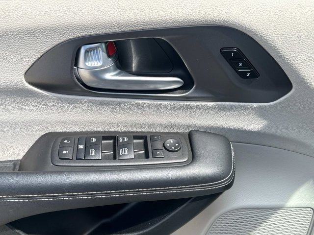 Used 2024 Chrysler Pacifica Touring-L FWD image 25
