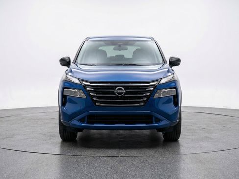 Used 2025 Nissan Rogue SV image 2