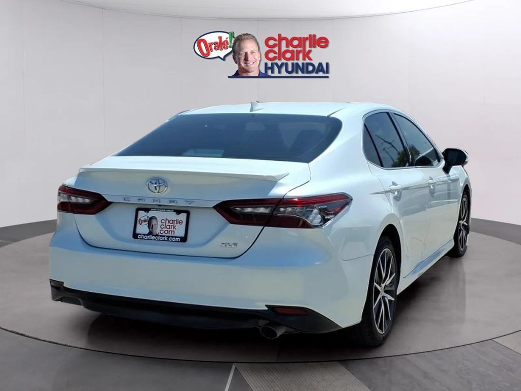 Used 2022 Toyota Camry XLE FWD image 5