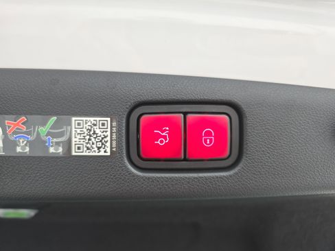 Used 2025 Mercedes-Benz E 350 Sedan image 13