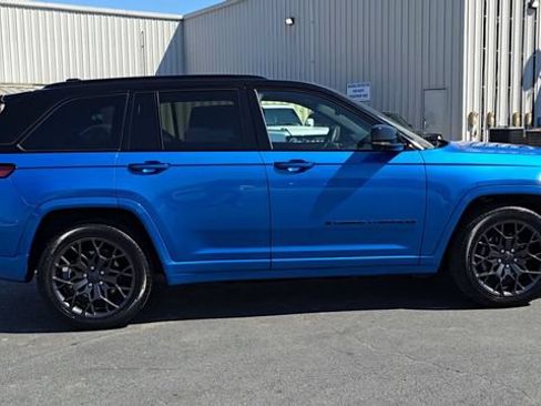 Used 2023 Jeep Grand Cherokee Summit AWD/4WD image 8