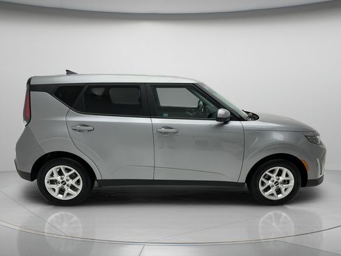 Used 2025 Kia Soul LX w/ LX Technology Package FWD image 6