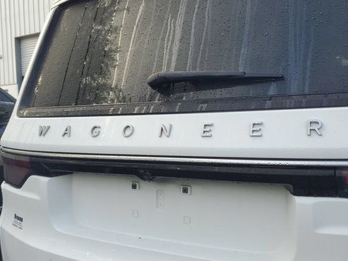 Used 2023 Jeep Wagoneer L Series II AWD/4WD image 6
