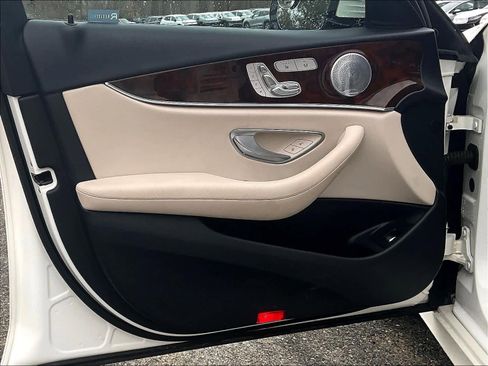 Used 2017 Mercedes-Benz E 300 4MATIC image 9