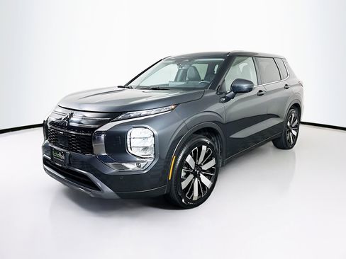 Used 2025 Mitsubishi Outlander SE image 3