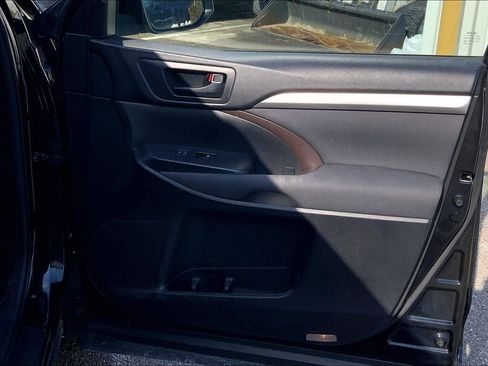 Used 2016 Toyota Highlander LE image 26