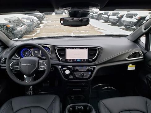 New 2026 Chrysler Pacifica Select image 8