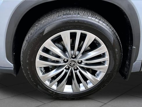 Certified 2024 Toyota Highlander Platinum AWD/4WD image 11