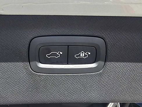 Used 2018 Volvo XC90 T5 Momentum w/ Convenience Package FWD image 24