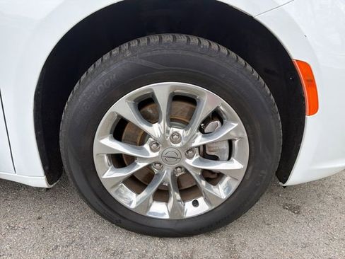Used 2021 Chrysler Pacifica Touring-L AWD/4WD image 12