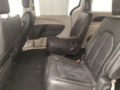 Used 2020 Chrysler Voyager Lxi image 18