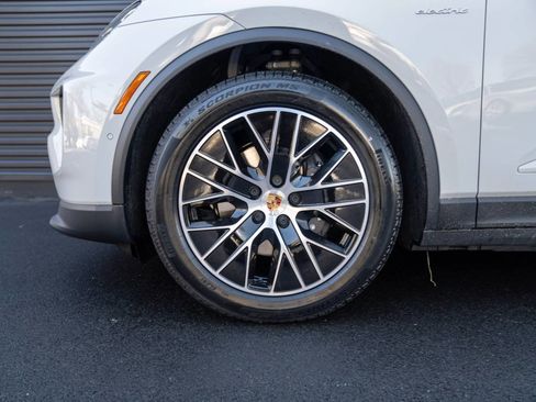 New 2026 Porsche Macan 4 Electric image 7