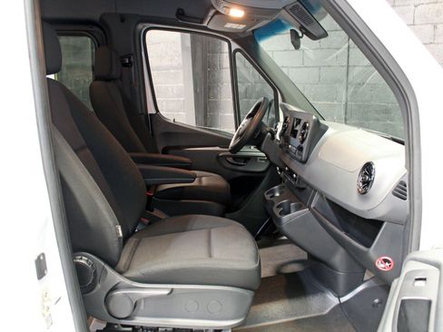 Used 2024 Mercedes-Benz Sprinter 2500 image 39