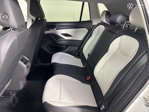 Used 2025 Volkswagen Tiguan SE AWD/4WD image 27