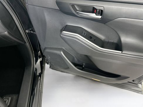 Used 2021 Toyota Highlander XLE FWD image 33