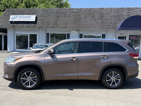 Used 2018 Toyota Highlander XLE AWD/4WD image 5