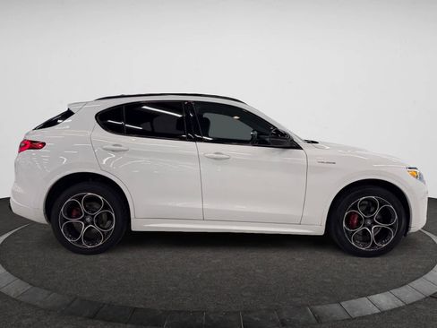 Used 2022 Alfa Romeo Stelvio Veloce image 10