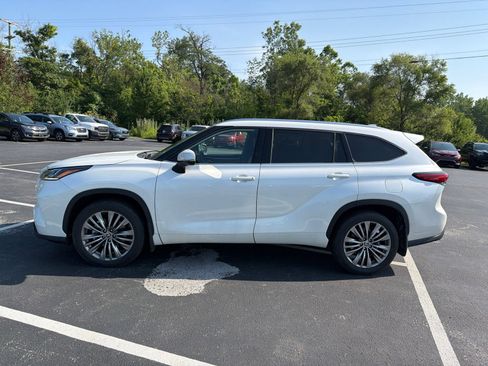 Used 2021 Toyota Highlander Platinum AWD/4WD image 3