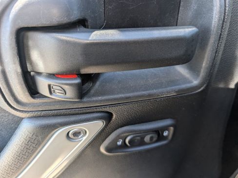 Used 2014 Jeep Wrangler Unlimited Rubicon w/ Connectivity Group AWD/4WD image 10