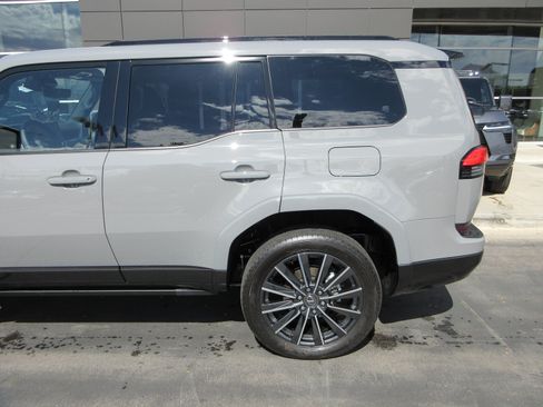 Used 2026 Lexus GX 550 w/ Accessory Package (2T) AWD/4WD image 4