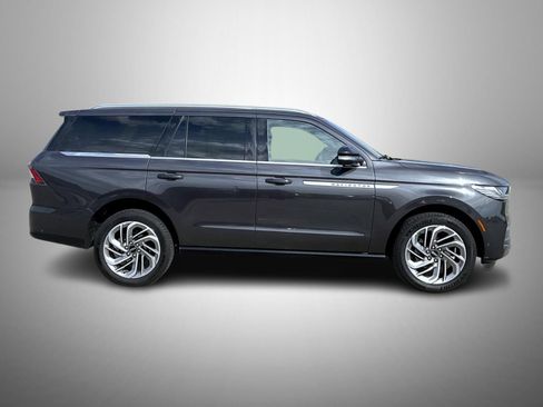 Used 2025 Lincoln Navigator Reserve AWD/4WD image 4
