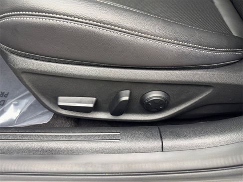 Used 2025 Genesis G70 2.5T image 30