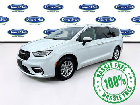 Used 2023 Chrysler Pacifica Touring-L FWD image 3