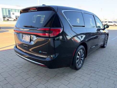 Used 2023 Chrysler Pacifica Touring-L image 5