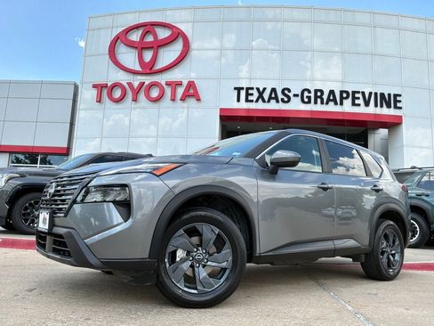 Used 2026 Nissan Rogue SV FWD image 2