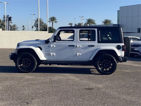 Used 2023 Jeep Wrangler Unlimited Sahara image 31